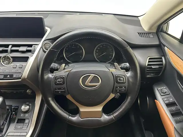 レクサス ＮＸ 300 バージョンL 兵庫県 2018(平30)年 7万km ソニッククォーツ 純正メモリナビ(CD/DVD/SD/Bluetooth/フルセグ)/バックカメラ/社外20インチアルミホイール/ダウンサス/コーナーセンサー/レザーシート/パワーシート/シートヒーター/エアシート/ステアリングヒーター/パワーバックドア/パドルシフト/前後ドライブレコーダー/純正フロアマット/オートライト/LEDヘッドライト/LEDフォグライト/ビルトインETC/ブラインドスポットモニター/追従型クルーズコントロール/アイドリングストップ/スペアキー/カードキー