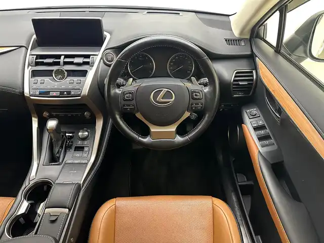 レクサス ＮＸ 300 バージョンL 兵庫県 2018(平30)年 7万km ソニッククォーツ 純正メモリナビ(CD/DVD/SD/Bluetooth/フルセグ)/バックカメラ/社外20インチアルミホイール/ダウンサス/コーナーセンサー/レザーシート/パワーシート/シートヒーター/エアシート/ステアリングヒーター/パワーバックドア/パドルシフト/前後ドライブレコーダー/純正フロアマット/オートライト/LEDヘッドライト/LEDフォグライト/ビルトインETC/ブラインドスポットモニター/追従型クルーズコントロール/アイドリングストップ/スペアキー/カードキー