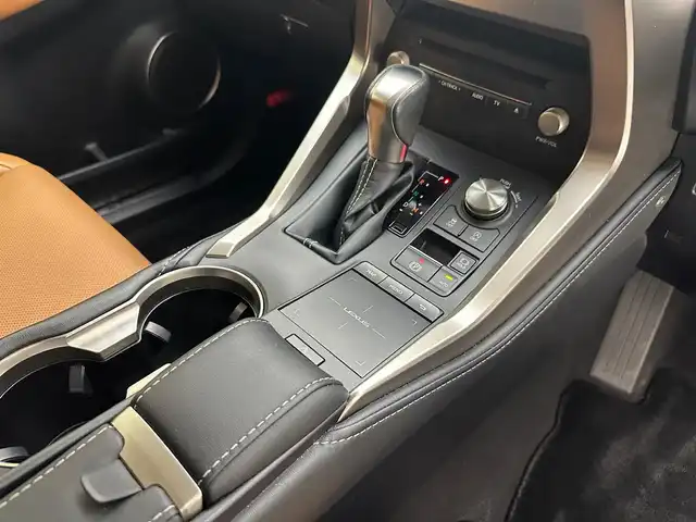 レクサス ＮＸ 300 バージョンL 兵庫県 2018(平30)年 7万km ソニッククォーツ 純正メモリナビ(CD/DVD/SD/Bluetooth/フルセグ)/バックカメラ/社外20インチアルミホイール/ダウンサス/コーナーセンサー/レザーシート/パワーシート/シートヒーター/エアシート/ステアリングヒーター/パワーバックドア/パドルシフト/前後ドライブレコーダー/純正フロアマット/オートライト/LEDヘッドライト/LEDフォグライト/ビルトインETC/ブラインドスポットモニター/追従型クルーズコントロール/アイドリングストップ/スペアキー/カードキー