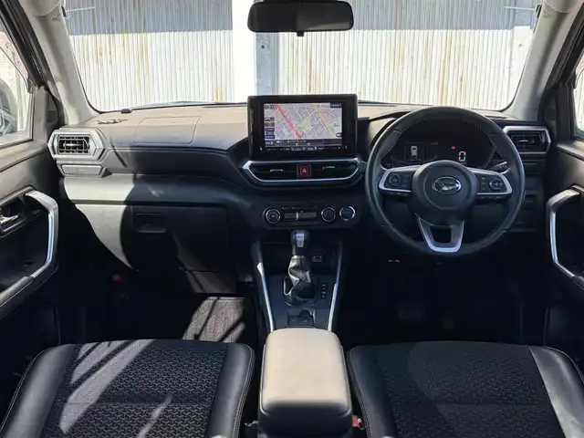 ダイハツ ロッキー プレミアム G HEV 三重県 2021(令3)年 2.6万km レーザーブルークリスタルシャイン 走行距離25540ｋｍ/スマートアシスト/　・衝突警報機能（対車両・対歩行者）/　・衝突回避支援ブレーキ機能（対車両・対歩行者）/　・ブレーキ制御付誤発進抑制機能（前方・後方）/　・車線逸脱警報機能/　・車線逸脱抑制制御機能/　・路側逸脱警報機能/　・全車速追従機能付ＡＣＣ/純正９型ナビ/　・Bluetooth/　・フルセグＴＶ/　・ＤＶＤ再生/　・ＣＤ録音/　・ＵＳＢ/全方位モニター/スマートキーｘ２/プッシュスタート/ドライブレコーダー（ナビ連動）/クリアランスソナー/ハーフレザーシート/前席シートヒーター/革巻きステアリング/ステアリングスイッチ/ＬＥＤヘッドライト/ＬＥＤフォグライト/リアフォグライト/オートライト/オートリトラクタブルミラー/ウィンカーミラー/ビルトインETC/フロアマット/プライバシーガラス/ドアバイザー/横滑り防止機能/サイド/カーテンエアバック