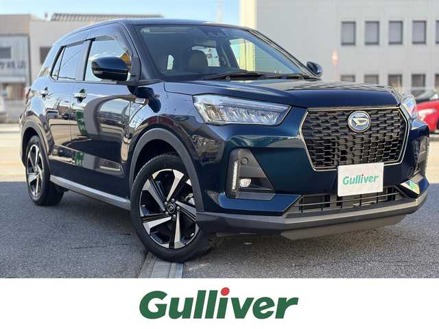 ダイハツ ロッキー プレミアム G HEV 三重県 2021(令3)年 2.6万km レーザーブルークリスタルシャイン 走行距離25540ｋｍ/スマートアシスト/　・衝突警報機能（対車両・対歩行者）/　・衝突回避支援ブレーキ機能（対車両・対歩行者）/　・ブレーキ制御付誤発進抑制機能（前方・後方）/　・車線逸脱警報機能/　・車線逸脱抑制制御機能/　・路側逸脱警報機能/　・全車速追従機能付ＡＣＣ/純正９型ナビ/　・Bluetooth/　・フルセグＴＶ/　・ＤＶＤ再生/　・ＣＤ録音/　・ＵＳＢ/全方位モニター/スマートキーｘ２/プッシュスタート/ドライブレコーダー（ナビ連動）/クリアランスソナー/ハーフレザーシート/前席シートヒーター/革巻きステアリング/ステアリングスイッチ/ＬＥＤヘッドライト/ＬＥＤフォグライト/リアフォグライト/オートライト/オートリトラクタブルミラー/ウィンカーミラー/ビルトインETC/フロアマット/プライバシーガラス/ドアバイザー/横滑り防止機能/サイド/カーテンエアバック