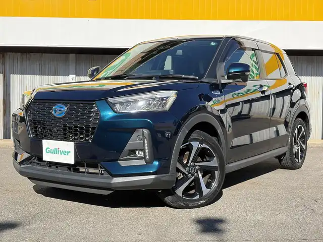 ダイハツ ロッキー プレミアム G HEV 三重県 2021(令3)年 2.6万km レーザーブルークリスタルシャイン 走行距離25540ｋｍ/スマートアシスト/　・衝突警報機能（対車両・対歩行者）/　・衝突回避支援ブレーキ機能（対車両・対歩行者）/　・ブレーキ制御付誤発進抑制機能（前方・後方）/　・車線逸脱警報機能/　・車線逸脱抑制制御機能/　・路側逸脱警報機能/　・全車速追従機能付ＡＣＣ/純正９型ナビ/　・Bluetooth/　・フルセグＴＶ/　・ＤＶＤ再生/　・ＣＤ録音/　・ＵＳＢ/全方位モニター/スマートキーｘ２/プッシュスタート/ドライブレコーダー（ナビ連動）/クリアランスソナー/ハーフレザーシート/前席シートヒーター/革巻きステアリング/ステアリングスイッチ/ＬＥＤヘッドライト/ＬＥＤフォグライト/リアフォグライト/オートライト/オートリトラクタブルミラー/ウィンカーミラー/ビルトインETC/フロアマット/プライバシーガラス/ドアバイザー/横滑り防止機能/サイド/カーテンエアバック