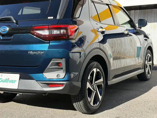 ダイハツ ロッキー プレミアム G HEV 三重県 2021(令3)年 2.6万km レーザーブルークリスタルシャイン 走行距離25540ｋｍ/スマートアシスト/　・衝突警報機能（対車両・対歩行者）/　・衝突回避支援ブレーキ機能（対車両・対歩行者）/　・ブレーキ制御付誤発進抑制機能（前方・後方）/　・車線逸脱警報機能/　・車線逸脱抑制制御機能/　・路側逸脱警報機能/　・全車速追従機能付ＡＣＣ/純正９型ナビ/　・Bluetooth/　・フルセグＴＶ/　・ＤＶＤ再生/　・ＣＤ録音/　・ＵＳＢ/全方位モニター/スマートキーｘ２/プッシュスタート/ドライブレコーダー（ナビ連動）/クリアランスソナー/ハーフレザーシート/前席シートヒーター/革巻きステアリング/ステアリングスイッチ/ＬＥＤヘッドライト/ＬＥＤフォグライト/リアフォグライト/オートライト/オートリトラクタブルミラー/ウィンカーミラー/ビルトインETC/フロアマット/プライバシーガラス/ドアバイザー/横滑り防止機能/サイド/カーテンエアバック
