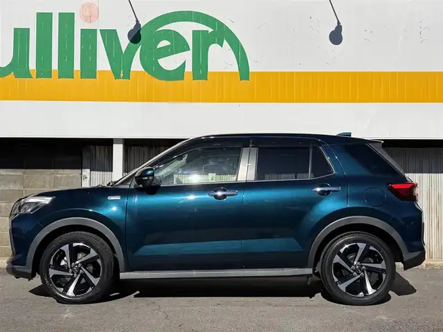 ダイハツ ロッキー プレミアム G HEV 三重県 2021(令3)年 2.6万km レーザーブルークリスタルシャイン 走行距離25540ｋｍ/スマートアシスト/　・衝突警報機能（対車両・対歩行者）/　・衝突回避支援ブレーキ機能（対車両・対歩行者）/　・ブレーキ制御付誤発進抑制機能（前方・後方）/　・車線逸脱警報機能/　・車線逸脱抑制制御機能/　・路側逸脱警報機能/　・全車速追従機能付ＡＣＣ/純正９型ナビ/　・Bluetooth/　・フルセグＴＶ/　・ＤＶＤ再生/　・ＣＤ録音/　・ＵＳＢ/全方位モニター/スマートキーｘ２/プッシュスタート/ドライブレコーダー（ナビ連動）/クリアランスソナー/ハーフレザーシート/前席シートヒーター/革巻きステアリング/ステアリングスイッチ/ＬＥＤヘッドライト/ＬＥＤフォグライト/リアフォグライト/オートライト/オートリトラクタブルミラー/ウィンカーミラー/ビルトインETC/フロアマット/プライバシーガラス/ドアバイザー/横滑り防止機能/サイド/カーテンエアバック