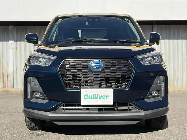 ダイハツ ロッキー プレミアム G HEV 三重県 2021(令3)年 2.6万km レーザーブルークリスタルシャイン 走行距離25540ｋｍ/スマートアシスト/　・衝突警報機能（対車両・対歩行者）/　・衝突回避支援ブレーキ機能（対車両・対歩行者）/　・ブレーキ制御付誤発進抑制機能（前方・後方）/　・車線逸脱警報機能/　・車線逸脱抑制制御機能/　・路側逸脱警報機能/　・全車速追従機能付ＡＣＣ/純正９型ナビ/　・Bluetooth/　・フルセグＴＶ/　・ＤＶＤ再生/　・ＣＤ録音/　・ＵＳＢ/全方位モニター/スマートキーｘ２/プッシュスタート/ドライブレコーダー（ナビ連動）/クリアランスソナー/ハーフレザーシート/前席シートヒーター/革巻きステアリング/ステアリングスイッチ/ＬＥＤヘッドライト/ＬＥＤフォグライト/リアフォグライト/オートライト/オートリトラクタブルミラー/ウィンカーミラー/ビルトインETC/フロアマット/プライバシーガラス/ドアバイザー/横滑り防止機能/サイド/カーテンエアバック