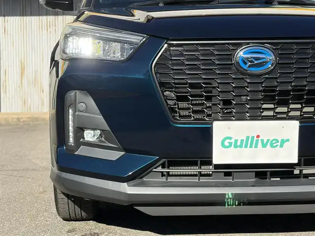 ダイハツ ロッキー プレミアム G HEV 三重県 2021(令3)年 2.6万km レーザーブルークリスタルシャイン 走行距離25540ｋｍ/スマートアシスト/　・衝突警報機能（対車両・対歩行者）/　・衝突回避支援ブレーキ機能（対車両・対歩行者）/　・ブレーキ制御付誤発進抑制機能（前方・後方）/　・車線逸脱警報機能/　・車線逸脱抑制制御機能/　・路側逸脱警報機能/　・全車速追従機能付ＡＣＣ/純正９型ナビ/　・Bluetooth/　・フルセグＴＶ/　・ＤＶＤ再生/　・ＣＤ録音/　・ＵＳＢ/全方位モニター/スマートキーｘ２/プッシュスタート/ドライブレコーダー（ナビ連動）/クリアランスソナー/ハーフレザーシート/前席シートヒーター/革巻きステアリング/ステアリングスイッチ/ＬＥＤヘッドライト/ＬＥＤフォグライト/リアフォグライト/オートライト/オートリトラクタブルミラー/ウィンカーミラー/ビルトインETC/フロアマット/プライバシーガラス/ドアバイザー/横滑り防止機能/サイド/カーテンエアバック