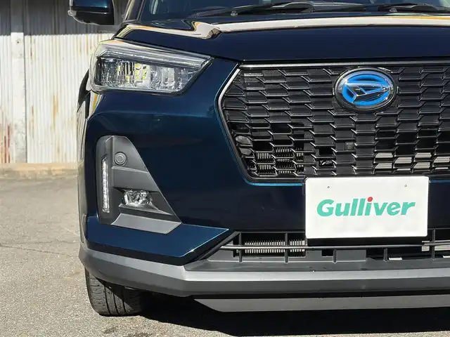 ダイハツ ロッキー プレミアム G HEV 三重県 2021(令3)年 2.6万km レーザーブルークリスタルシャイン 走行距離25540ｋｍ/スマートアシスト/　・衝突警報機能（対車両・対歩行者）/　・衝突回避支援ブレーキ機能（対車両・対歩行者）/　・ブレーキ制御付誤発進抑制機能（前方・後方）/　・車線逸脱警報機能/　・車線逸脱抑制制御機能/　・路側逸脱警報機能/　・全車速追従機能付ＡＣＣ/純正９型ナビ/　・Bluetooth/　・フルセグＴＶ/　・ＤＶＤ再生/　・ＣＤ録音/　・ＵＳＢ/全方位モニター/スマートキーｘ２/プッシュスタート/ドライブレコーダー（ナビ連動）/クリアランスソナー/ハーフレザーシート/前席シートヒーター/革巻きステアリング/ステアリングスイッチ/ＬＥＤヘッドライト/ＬＥＤフォグライト/リアフォグライト/オートライト/オートリトラクタブルミラー/ウィンカーミラー/ビルトインETC/フロアマット/プライバシーガラス/ドアバイザー/横滑り防止機能/サイド/カーテンエアバック