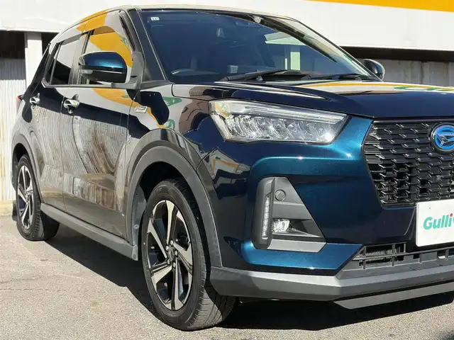 ダイハツ ロッキー プレミアム G HEV 三重県 2021(令3)年 2.6万km レーザーブルークリスタルシャイン 走行距離25540ｋｍ/スマートアシスト/　・衝突警報機能（対車両・対歩行者）/　・衝突回避支援ブレーキ機能（対車両・対歩行者）/　・ブレーキ制御付誤発進抑制機能（前方・後方）/　・車線逸脱警報機能/　・車線逸脱抑制制御機能/　・路側逸脱警報機能/　・全車速追従機能付ＡＣＣ/純正９型ナビ/　・Bluetooth/　・フルセグＴＶ/　・ＤＶＤ再生/　・ＣＤ録音/　・ＵＳＢ/全方位モニター/スマートキーｘ２/プッシュスタート/ドライブレコーダー（ナビ連動）/クリアランスソナー/ハーフレザーシート/前席シートヒーター/革巻きステアリング/ステアリングスイッチ/ＬＥＤヘッドライト/ＬＥＤフォグライト/リアフォグライト/オートライト/オートリトラクタブルミラー/ウィンカーミラー/ビルトインETC/フロアマット/プライバシーガラス/ドアバイザー/横滑り防止機能/サイド/カーテンエアバック
