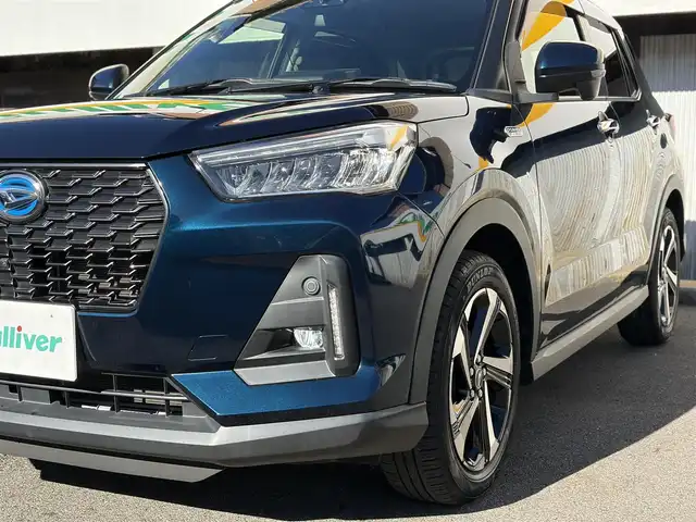 ダイハツ ロッキー プレミアム G HEV 三重県 2021(令3)年 2.6万km レーザーブルークリスタルシャイン 走行距離25540ｋｍ/スマートアシスト/　・衝突警報機能（対車両・対歩行者）/　・衝突回避支援ブレーキ機能（対車両・対歩行者）/　・ブレーキ制御付誤発進抑制機能（前方・後方）/　・車線逸脱警報機能/　・車線逸脱抑制制御機能/　・路側逸脱警報機能/　・全車速追従機能付ＡＣＣ/純正９型ナビ/　・Bluetooth/　・フルセグＴＶ/　・ＤＶＤ再生/　・ＣＤ録音/　・ＵＳＢ/全方位モニター/スマートキーｘ２/プッシュスタート/ドライブレコーダー（ナビ連動）/クリアランスソナー/ハーフレザーシート/前席シートヒーター/革巻きステアリング/ステアリングスイッチ/ＬＥＤヘッドライト/ＬＥＤフォグライト/リアフォグライト/オートライト/オートリトラクタブルミラー/ウィンカーミラー/ビルトインETC/フロアマット/プライバシーガラス/ドアバイザー/横滑り防止機能/サイド/カーテンエアバック