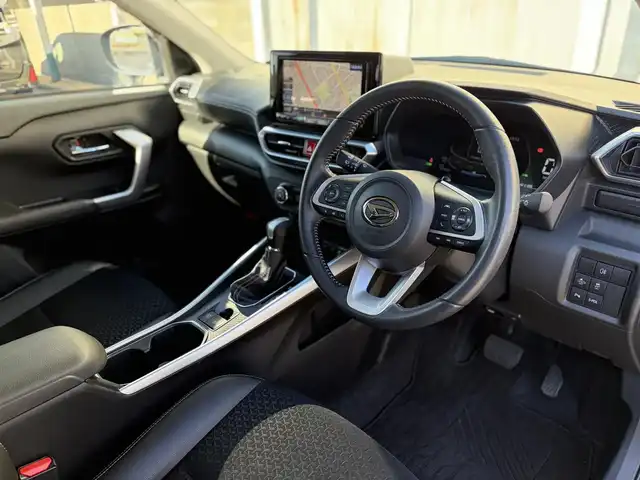 ダイハツ ロッキー プレミアム G HEV 三重県 2021(令3)年 2.6万km レーザーブルークリスタルシャイン 走行距離25540ｋｍ/スマートアシスト/　・衝突警報機能（対車両・対歩行者）/　・衝突回避支援ブレーキ機能（対車両・対歩行者）/　・ブレーキ制御付誤発進抑制機能（前方・後方）/　・車線逸脱警報機能/　・車線逸脱抑制制御機能/　・路側逸脱警報機能/　・全車速追従機能付ＡＣＣ/純正９型ナビ/　・Bluetooth/　・フルセグＴＶ/　・ＤＶＤ再生/　・ＣＤ録音/　・ＵＳＢ/全方位モニター/スマートキーｘ２/プッシュスタート/ドライブレコーダー（ナビ連動）/クリアランスソナー/ハーフレザーシート/前席シートヒーター/革巻きステアリング/ステアリングスイッチ/ＬＥＤヘッドライト/ＬＥＤフォグライト/リアフォグライト/オートライト/オートリトラクタブルミラー/ウィンカーミラー/ビルトインETC/フロアマット/プライバシーガラス/ドアバイザー/横滑り防止機能/サイド/カーテンエアバック