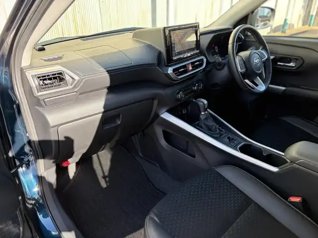 ダイハツ ロッキー プレミアム G HEV 三重県 2021(令3)年 2.6万km レーザーブルークリスタルシャイン 走行距離25540ｋｍ/スマートアシスト/　・衝突警報機能（対車両・対歩行者）/　・衝突回避支援ブレーキ機能（対車両・対歩行者）/　・ブレーキ制御付誤発進抑制機能（前方・後方）/　・車線逸脱警報機能/　・車線逸脱抑制制御機能/　・路側逸脱警報機能/　・全車速追従機能付ＡＣＣ/純正９型ナビ/　・Bluetooth/　・フルセグＴＶ/　・ＤＶＤ再生/　・ＣＤ録音/　・ＵＳＢ/全方位モニター/スマートキーｘ２/プッシュスタート/ドライブレコーダー（ナビ連動）/クリアランスソナー/ハーフレザーシート/前席シートヒーター/革巻きステアリング/ステアリングスイッチ/ＬＥＤヘッドライト/ＬＥＤフォグライト/リアフォグライト/オートライト/オートリトラクタブルミラー/ウィンカーミラー/ビルトインETC/フロアマット/プライバシーガラス/ドアバイザー/横滑り防止機能/サイド/カーテンエアバック