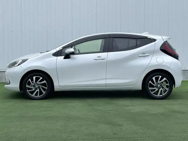 トヨタ アクア Z 香川県 2021(令3)年 3.3万km プラチナホワイトパールマイカ 登録時走行距離：32374km/メーカー純正10.5型ナビ/バックカメラ/ビルトインETC/プリクラッシュセーフティシステム/レーダークルーズコントロール　/前後コーナーセンサー/ＬＥＤオートライト/オートハイビーム　/フォグランプ　/ＡＣ１００Ｖ充電　/電格ウィンカーミラー　/純正16インチアルミホイール/プッシュスタート/スマートキー/ステアリングリモコン　/革巻きステアリング　