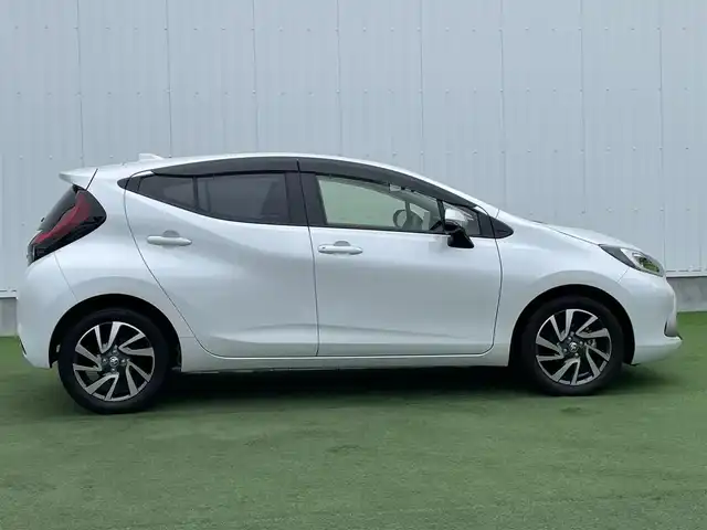 トヨタ アクア Z 香川県 2021(令3)年 3.3万km プラチナホワイトパールマイカ 登録時走行距離：32374km/メーカー純正10.5型ナビ/バックカメラ/ビルトインETC/プリクラッシュセーフティシステム/レーダークルーズコントロール　/前後コーナーセンサー/ＬＥＤオートライト/オートハイビーム　/フォグランプ　/ＡＣ１００Ｖ充電　/電格ウィンカーミラー　/純正16インチアルミホイール/プッシュスタート/スマートキー/ステアリングリモコン　/革巻きステアリング　
