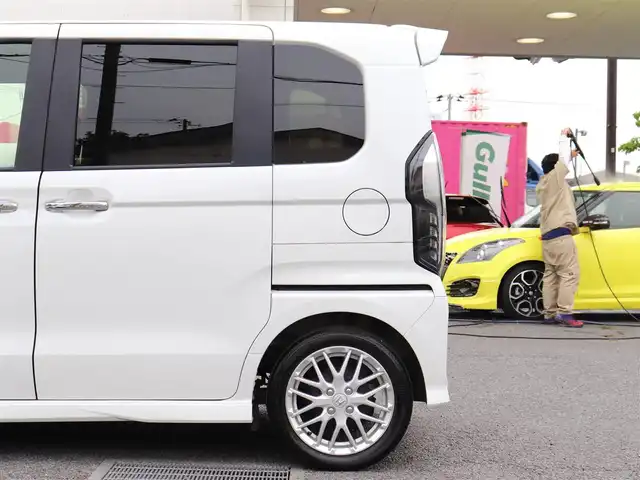 ホンダ Ｎ ＢＯＸ カスタム L ターボ 神奈川県 2023(令5)年 1万km プラチナホワイトパール ホンダセンシング（安全運転支援システム）/両側パワースライドドア/LEDヘッドランプ/：オートヘッドライト/：LEDフロントフォグランプ/純正15インチアルミホイール/ハーフシェイドフロントウィンドウ/：ロールサンシェード/パドルシフト/シートヒーター（前席）/ーーーーーーーーーーーーーーーーーーーーーーー/保証書/取扱説明書/ナビ取説/スペアスマートキー×1本