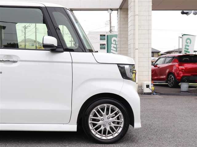 ホンダ Ｎ ＢＯＸ カスタム L ターボ 神奈川県 2023(令5)年 1万km プラチナホワイトパール ホンダセンシング（安全運転支援システム）/両側パワースライドドア/LEDヘッドランプ/：オートヘッドライト/：LEDフロントフォグランプ/純正15インチアルミホイール/ハーフシェイドフロントウィンドウ/：ロールサンシェード/パドルシフト/シートヒーター（前席）/ーーーーーーーーーーーーーーーーーーーーーーー/保証書/取扱説明書/ナビ取説/スペアスマートキー×1本