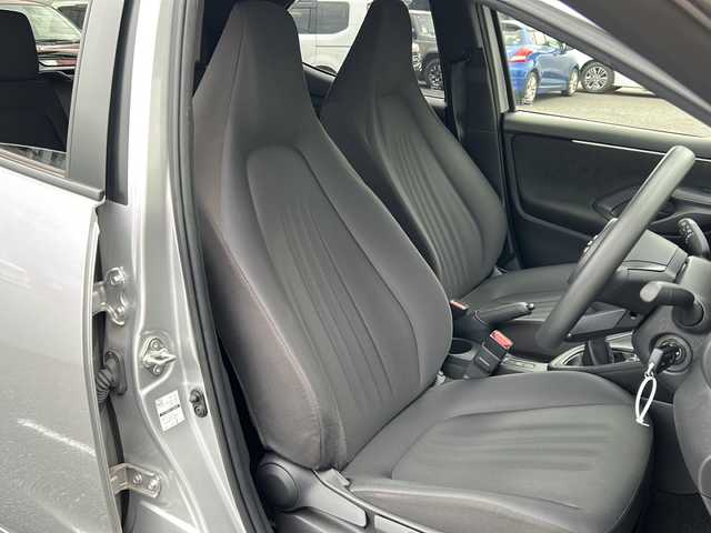 トヨタ ヤリス X 千葉県 2022(令4)年 1.9万km シルバーメタリック 6速MT/純正ディスプレイオーディオ/Bluetooth/バックカメラ/ETC/プリクラッシュセーフティー/レーントレーシングアシスト/ロードサインアシスト/LEDヘッドライト/オートハイビーム/キーレスキー/ドアバイザー/保証書/取扱説明書
