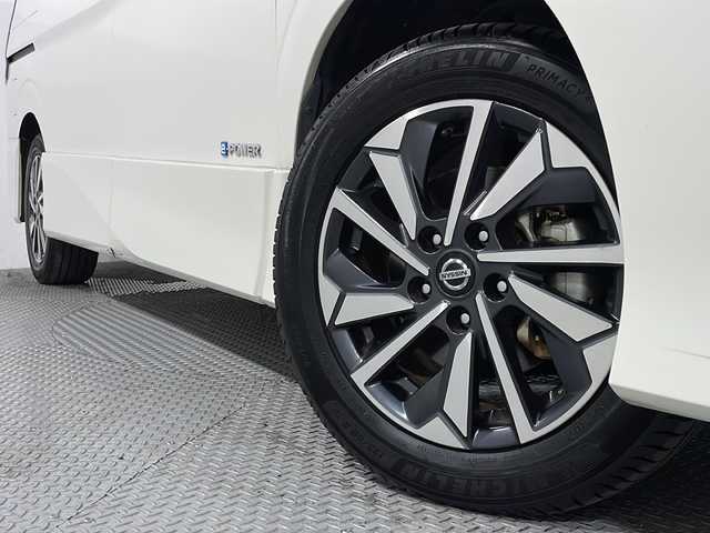 日産 セレナ e－パワー ハイウェイスター V 広島県 2021(令3)年 2.7万km ブリリアントホワイトパール 2トーン 純正１０型ナビ/純正後席フリップダウンモニター/アラウンドビューモニター/インテリジェントルームミラー/ブラインドスポットモニター/プロパイロット/ドラレコ/ＥＴＣ/オートマチックハイビーム/LEDヘッドライト/フォグランプ/レーンキープ/衝突軽減/踏み間違い防止/純正16インチアルミホイール(195/60/R16)/エアバッグ(運転席/助手席/サイド/カーテン)