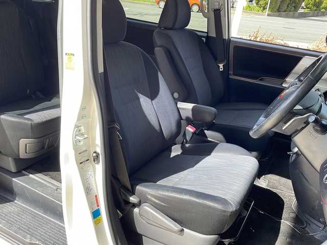 トヨタ ヴォクシー ZS 煌 静岡県 2011(平23)年 13.4万km ホワイトパールクリスタルシャイン ナビ機能/FM/AM/USB/ipod/SD/Bluetooth/ワンセグ/CD/DVD/主要装備/・ドライブレコーダー　/・パドルシフト　/・スマートキー　/・ＥＴＣ　/・ステアリングリモコン　/・両側パワースライドドア　/・オートライト　/・スペアキ/・プッシュスタート　/・４ＷＤ　/・センターデフロック　/・社外アルミホイール　/・社外フロアマット/・盗難防止システム