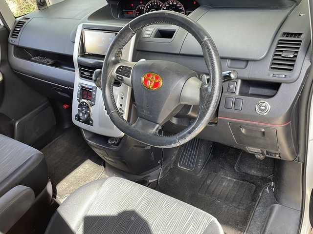 トヨタ ヴォクシー ZS 煌 静岡県 2011(平23)年 13.4万km ホワイトパールクリスタルシャイン ナビ機能/FM/AM/USB/ipod/SD/Bluetooth/ワンセグ/CD/DVD/主要装備/・ドライブレコーダー　/・パドルシフト　/・スマートキー　/・ＥＴＣ　/・ステアリングリモコン　/・両側パワースライドドア　/・オートライト　/・スペアキ/・プッシュスタート　/・４ＷＤ　/・センターデフロック　/・社外アルミホイール　/・社外フロアマット/・盗難防止システム