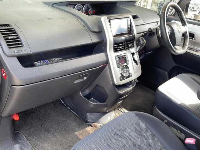 トヨタ ヴォクシー ZS 煌 静岡県 2011(平23)年 13.4万km ホワイトパールクリスタルシャイン ナビ機能/FM/AM/USB/ipod/SD/Bluetooth/ワンセグ/CD/DVD/主要装備/・ドライブレコーダー　/・パドルシフト　/・スマートキー　/・ＥＴＣ　/・ステアリングリモコン　/・両側パワースライドドア　/・オートライト　/・スペアキ/・プッシュスタート　/・４ＷＤ　/・センターデフロック　/・社外アルミホイール　/・社外フロアマット/・盗難防止システム