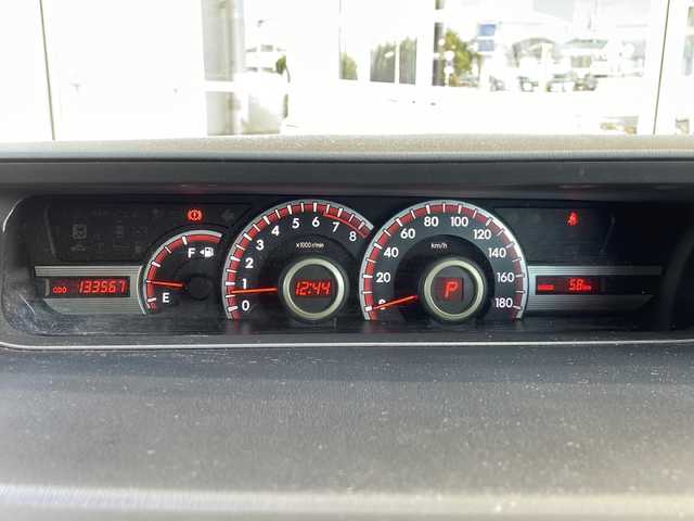 トヨタ ヴォクシー ZS 煌 静岡県 2011(平23)年 13.4万km ホワイトパールクリスタルシャイン ナビ機能/FM/AM/USB/ipod/SD/Bluetooth/ワンセグ/CD/DVD/主要装備/・ドライブレコーダー　/・パドルシフト　/・スマートキー　/・ＥＴＣ　/・ステアリングリモコン　/・両側パワースライドドア　/・オートライト　/・スペアキ/・プッシュスタート　/・４ＷＤ　/・センターデフロック　/・社外アルミホイール　/・社外フロアマット/・盗難防止システム