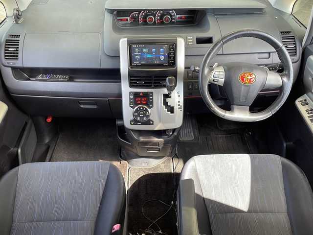 トヨタ ヴォクシー ZS 煌 静岡県 2011(平23)年 13.4万km ホワイトパールクリスタルシャイン ナビ機能/FM/AM/USB/ipod/SD/Bluetooth/ワンセグ/CD/DVD/主要装備/・ドライブレコーダー　/・パドルシフト　/・スマートキー　/・ＥＴＣ　/・ステアリングリモコン　/・両側パワースライドドア　/・オートライト　/・スペアキ/・プッシュスタート　/・４ＷＤ　/・センターデフロック　/・社外アルミホイール　/・社外フロアマット/・盗難防止システム