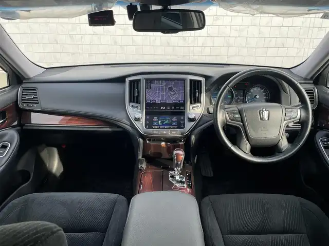 トヨタ クラウン ハイブリッド Rサルーン ブラックスタイル 福岡県 2014(平26)年 8.5万km プレシャスシルバー 寒冷地仕様/ワイパーデアイサー/純正HDDナビ/バックカメラ/フルセグTV/CD/DVD再生/DSRC（現ETC2.0）/ミュージックサーバー（HDD録音）/Bluetooth/USB接続/MTモード付きAT/レーダークルーズコントロール/パワーシート（D/N）/シートヒーター（D/N）/ステアリングヒーター/サンルーフ/純正フロアマット/純正17インチアルミホイール/HIDヘッドライト/コーナーセンサー/横滑り防止装置/衝突軽減ブレーキ/電動格納ミラー/ドライブレコーダー（前後）