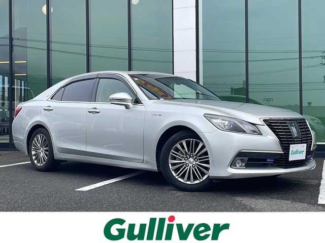 トヨタ クラウン ハイブリッド Rサルーン ブラックスタイル 福岡県 2014(平26)年 8.5万km プレシャスシルバー 寒冷地仕様/ワイパーデアイサー/純正HDDナビ/バックカメラ/フルセグTV/CD/DVD再生/DSRC（現ETC2.0）/ミュージックサーバー（HDD録音）/Bluetooth/USB接続/MTモード付きAT/レーダークルーズコントロール/パワーシート（D/N）/シートヒーター（D/N）/ステアリングヒーター/サンルーフ/純正フロアマット/純正17インチアルミホイール/HIDヘッドライト/コーナーセンサー/横滑り防止装置/衝突軽減ブレーキ/電動格納ミラー/ドライブレコーダー（前後）
