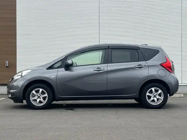 日産 ノート X FOUR 秋田県 2013(平25)年 2.8万km ダークメタルグレー ４WD/純正オーディオ（AM/FM/CD）/社外14インチアルミ（夏タイヤ装着）/スマートキー/プッシュスタート/純正フロアマット/純正ドアバイザー/パワーステアリング/パワーウィンドウ/ヘッドライトレベライザー/盗難防止装置/寒冷地仕様/電動格納ミラー/キーレスエントリー/保証書/取扱説明書/記録簿/スペアキー1本有