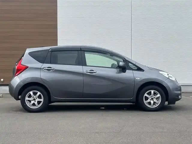日産 ノート X FOUR 秋田県 2013(平25)年 2.8万km ダークメタルグレー ４WD/純正オーディオ（AM/FM/CD）/社外14インチアルミ（夏タイヤ装着）/スマートキー/プッシュスタート/純正フロアマット/純正ドアバイザー/パワーステアリング/パワーウィンドウ/ヘッドライトレベライザー/盗難防止装置/寒冷地仕様/電動格納ミラー/キーレスエントリー/保証書/取扱説明書/記録簿/スペアキー1本有