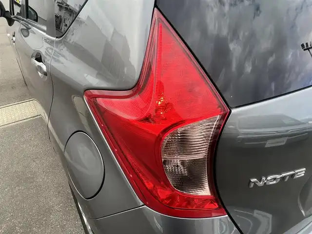 日産 ノート X FOUR 秋田県 2013(平25)年 2.8万km ダークメタルグレー ４WD/純正オーディオ（AM/FM/CD）/社外14インチアルミ（夏タイヤ装着）/スマートキー/プッシュスタート/純正フロアマット/純正ドアバイザー/パワーステアリング/パワーウィンドウ/ヘッドライトレベライザー/盗難防止装置/寒冷地仕様/電動格納ミラー/キーレスエントリー/保証書/取扱説明書/記録簿/スペアキー1本有