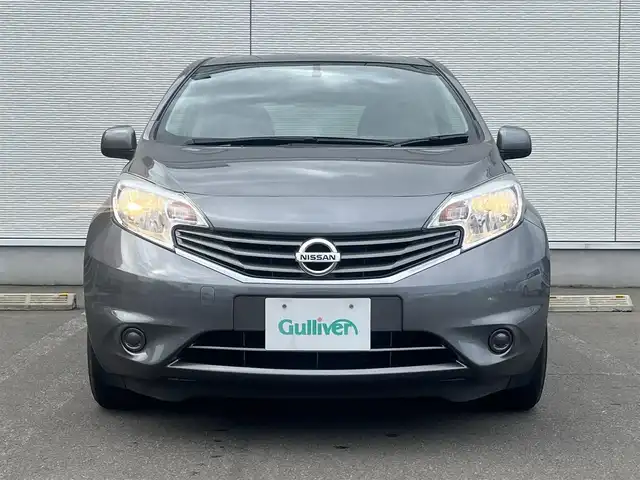 日産 ノート X FOUR 秋田県 2013(平25)年 2.8万km ダークメタルグレー ４WD/純正オーディオ（AM/FM/CD）/社外14インチアルミ（夏タイヤ装着）/スマートキー/プッシュスタート/純正フロアマット/純正ドアバイザー/パワーステアリング/パワーウィンドウ/ヘッドライトレベライザー/盗難防止装置/寒冷地仕様/電動格納ミラー/キーレスエントリー/保証書/取扱説明書/記録簿/スペアキー1本有