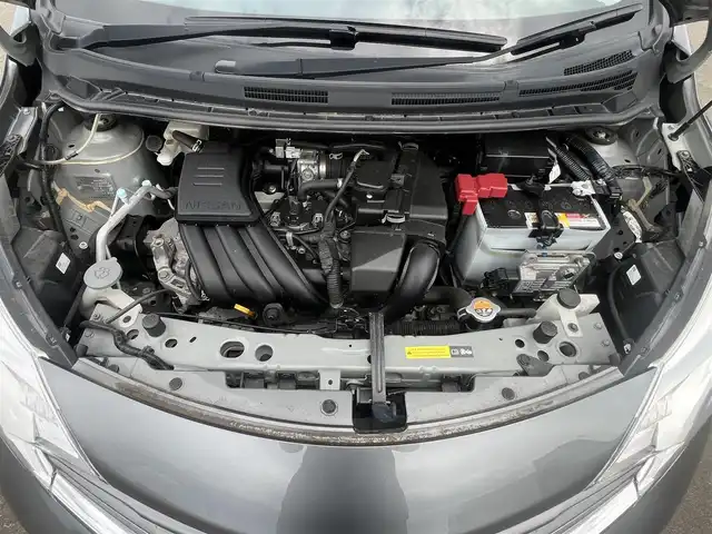 日産 ノート X FOUR 秋田県 2013(平25)年 2.8万km ダークメタルグレー ４WD/純正オーディオ（AM/FM/CD）/社外14インチアルミ（夏タイヤ装着）/スマートキー/プッシュスタート/純正フロアマット/純正ドアバイザー/パワーステアリング/パワーウィンドウ/ヘッドライトレベライザー/盗難防止装置/寒冷地仕様/電動格納ミラー/キーレスエントリー/保証書/取扱説明書/記録簿/スペアキー1本有