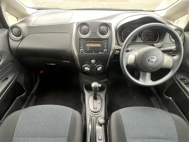 日産 ノート X FOUR 秋田県 2013(平25)年 2.8万km ダークメタルグレー ４WD/純正オーディオ（AM/FM/CD）/社外14インチアルミ（夏タイヤ装着）/スマートキー/プッシュスタート/純正フロアマット/純正ドアバイザー/パワーステアリング/パワーウィンドウ/ヘッドライトレベライザー/盗難防止装置/寒冷地仕様/電動格納ミラー/キーレスエントリー/保証書/取扱説明書/記録簿/スペアキー1本有