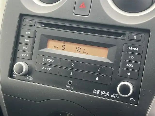 日産 ノート X FOUR 秋田県 2013(平25)年 2.8万km ダークメタルグレー ４WD/純正オーディオ（AM/FM/CD）/社外14インチアルミ（夏タイヤ装着）/スマートキー/プッシュスタート/純正フロアマット/純正ドアバイザー/パワーステアリング/パワーウィンドウ/ヘッドライトレベライザー/盗難防止装置/寒冷地仕様/電動格納ミラー/キーレスエントリー/保証書/取扱説明書/記録簿/スペアキー1本有