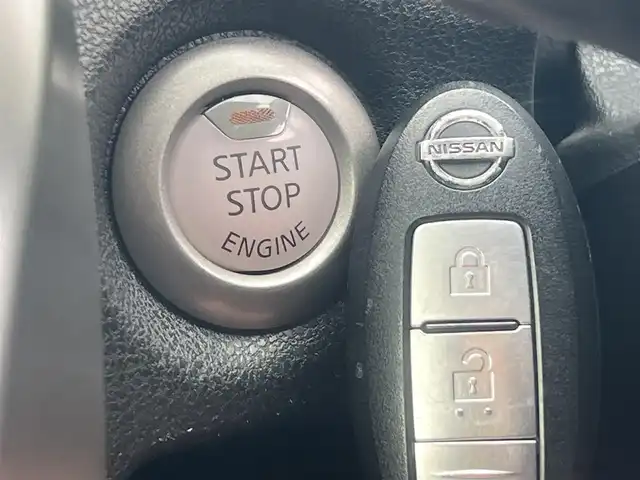 日産 ノート X FOUR 秋田県 2013(平25)年 2.8万km ダークメタルグレー ４WD/純正オーディオ（AM/FM/CD）/社外14インチアルミ（夏タイヤ装着）/スマートキー/プッシュスタート/純正フロアマット/純正ドアバイザー/パワーステアリング/パワーウィンドウ/ヘッドライトレベライザー/盗難防止装置/寒冷地仕様/電動格納ミラー/キーレスエントリー/保証書/取扱説明書/記録簿/スペアキー1本有