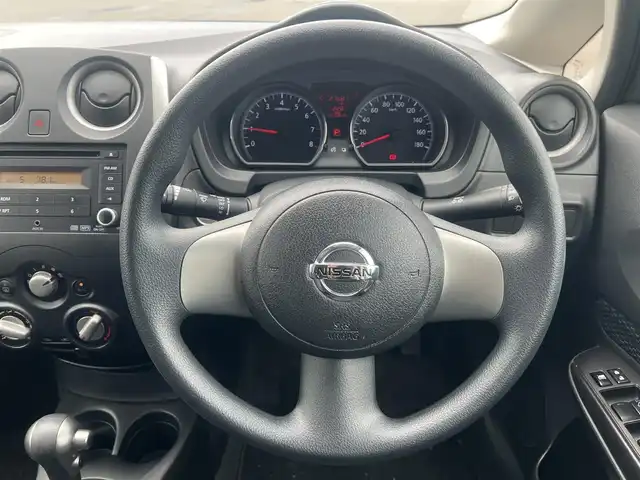 日産 ノート X FOUR 秋田県 2013(平25)年 2.8万km ダークメタルグレー ４WD/純正オーディオ（AM/FM/CD）/社外14インチアルミ（夏タイヤ装着）/スマートキー/プッシュスタート/純正フロアマット/純正ドアバイザー/パワーステアリング/パワーウィンドウ/ヘッドライトレベライザー/盗難防止装置/寒冷地仕様/電動格納ミラー/キーレスエントリー/保証書/取扱説明書/記録簿/スペアキー1本有