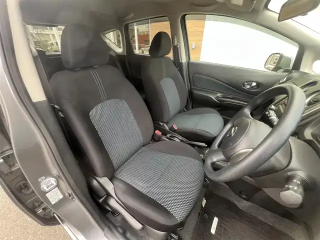 日産 ノート X FOUR 秋田県 2013(平25)年 2.8万km ダークメタルグレー ４WD/純正オーディオ（AM/FM/CD）/社外14インチアルミ（夏タイヤ装着）/スマートキー/プッシュスタート/純正フロアマット/純正ドアバイザー/パワーステアリング/パワーウィンドウ/ヘッドライトレベライザー/盗難防止装置/寒冷地仕様/電動格納ミラー/キーレスエントリー/保証書/取扱説明書/記録簿/スペアキー1本有