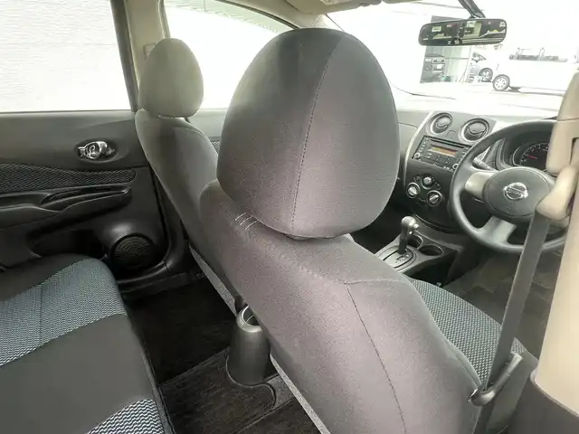 日産 ノート X FOUR 秋田県 2013(平25)年 2.8万km ダークメタルグレー ４WD/純正オーディオ（AM/FM/CD）/社外14インチアルミ（夏タイヤ装着）/スマートキー/プッシュスタート/純正フロアマット/純正ドアバイザー/パワーステアリング/パワーウィンドウ/ヘッドライトレベライザー/盗難防止装置/寒冷地仕様/電動格納ミラー/キーレスエントリー/保証書/取扱説明書/記録簿/スペアキー1本有