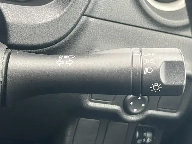 日産 ノート X FOUR 秋田県 2013(平25)年 2.8万km ダークメタルグレー ４WD/純正オーディオ（AM/FM/CD）/社外14インチアルミ（夏タイヤ装着）/スマートキー/プッシュスタート/純正フロアマット/純正ドアバイザー/パワーステアリング/パワーウィンドウ/ヘッドライトレベライザー/盗難防止装置/寒冷地仕様/電動格納ミラー/キーレスエントリー/保証書/取扱説明書/記録簿/スペアキー1本有