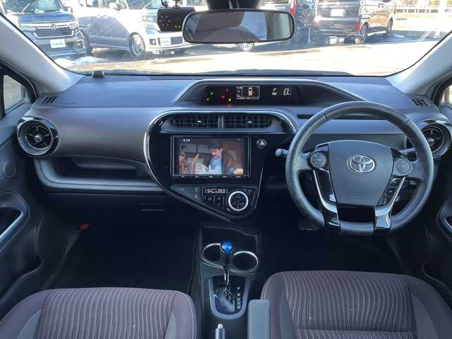 トヨタ アクア G 新潟県 2017(平29)年 14.6万km ライムホワイトパールクリスタルシャイン 純正ナビ　/フルセグＴＶ　/Ｂｌｕｅｔｏｏｔｈ　/ＡＭ　ＦＭ　/バックカメラ　/ＥＴＣ２．０　/衝突軽減ブレーキ　/先行車発進告知　/レーンディパーチャーアラート　/シートヒーター/ｎａｎｏｅ　/ドライブレコーダー　/純正フロアマット/プッシュスタート/スマートキー/ＬＥＤヘッドライト