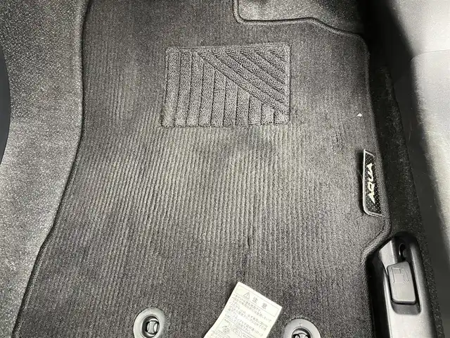 トヨタ アクア 群馬県 2019(令1)年 2.4万km ホワイトパールクリスタルシャイン 衝突軽減　社外７インチナビ　バックカメラ　ＬＥＤライト　オートマチックハイビーム　純正１５インチアルミホイール　クリアランスソナー　ドライブレコーダー　ＥＴＣ　スマートキー　プッシュスタート　禁煙車