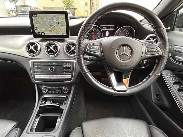 メルセデス・ベンツ ＧＬＡ２２０ 4マチック 東京都 2020(令2)年 4.9万km ポーラホワイト 純正ナビ/(フルセグTV/Bluetooth/CD/DVD/SD/USB)/レーダークルーズ/サンルーフ/レザーシート/ブラインドスポットモニター/レーンキーピングアシスト/ダウンヒル・スピード・レギュレーション/harman/kardon/前後ドライブレコーダー/ETC/前席シートヒーター/前席パワーシート/電動リアゲート/ステアリングスイッチ/電格ミラー/スペアキー1本/保証書/取扱説明書