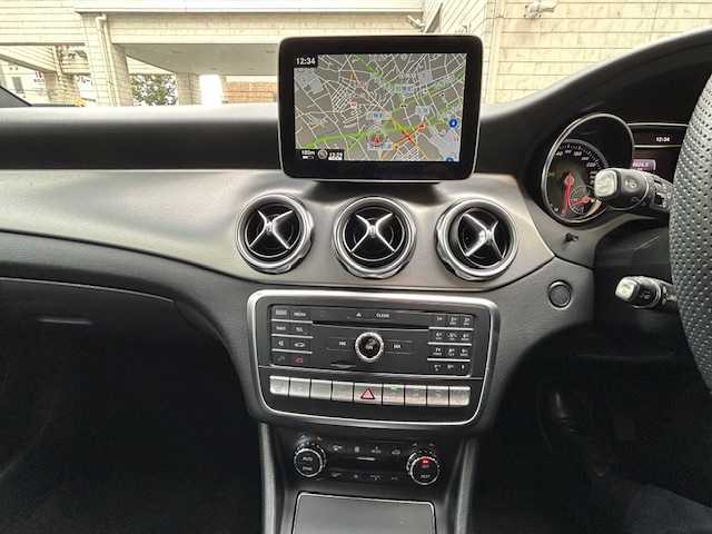 メルセデス・ベンツ ＧＬＡ２２０ 4マチック 東京都 2020(令2)年 4.9万km ポーラホワイト 純正ナビ/(フルセグTV/Bluetooth/CD/DVD/SD/USB)/レーダークルーズ/サンルーフ/レザーシート/ブラインドスポットモニター/レーンキーピングアシスト/ダウンヒル・スピード・レギュレーション/harman/kardon/前後ドライブレコーダー/ETC/前席シートヒーター/前席パワーシート/電動リアゲート/ステアリングスイッチ/電格ミラー/スペアキー1本/保証書/取扱説明書