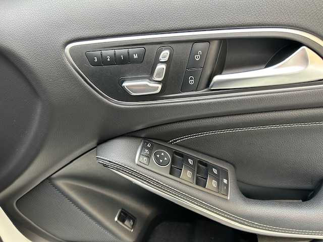 メルセデス・ベンツ ＧＬＡ２２０ 4マチック 東京都 2020(令2)年 4.9万km ポーラホワイト 純正ナビ/(フルセグTV/Bluetooth/CD/DVD/SD/USB)/レーダークルーズ/サンルーフ/レザーシート/ブラインドスポットモニター/レーンキーピングアシスト/ダウンヒル・スピード・レギュレーション/harman/kardon/前後ドライブレコーダー/ETC/前席シートヒーター/前席パワーシート/電動リアゲート/ステアリングスイッチ/電格ミラー/スペアキー1本/保証書/取扱説明書