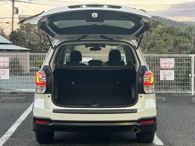 スバル フォレスター 2．0i－L アイサイト 静岡県 2016(平28)年 7.9万km クリスタルホワイトP ユーザー買取車両/ワンオーナー/純正ナビ/　【CD/DVD/BT/地デジフルセグTV】/純正LEDヘッドライト/純正17インチAW/バックカメラ/シートヒーター/アイサイト/レーダークルーズコントロール/パドルシフト/ETC/スマートキー/プッシュスタート/新車時保証書/取扱説明書/スペアキー×1