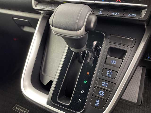 トヨタ ヴォクシー ハイブリッド S－G 愛知県 2024(令6)年 1.3万km ホワイトパールクリスタルシャイン /純正10.5インチナビ//バックカメラ//フルセグTV・HDMI・CD・DVD//Bluetooth・USB・AppleCarPlay・AndroidAuto//ETC2.0//前後ドライブレコーダー//純正16インチアルミホイール//スペアタイヤ//両側パワースライドドア//トヨタセーフティセンス//プリクラッシュセーフティ//レーンディパーチャーアラート//プロアクティブドライビングアシスト//クリアランスソナー//パーキングサポートブレーキ//ロードサインアシスト//アダプティブクルーズコントロール//LEDヘッドライト//オートライト//純正フロアマット//電動パーキングブレーキ//オートブレーキホールド//革巻きステアリング//ステアリングスイッチ//スマートキー//プッシュスタート//後席オートエアコン//2列目サンシェード//保証書//取扱説明書