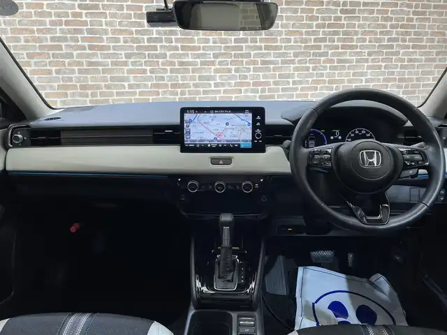 ホンダ ヴェゼル ハイブリッド e:HEV Z PLaYパッケージ 岩手県 2024(令6)年 0.8万km グレー ストレートグレー・パール(NH912P)/４WD/ヒルディセントコントロール/ハンズフリーアクセスパワーテールゲート/ワイヤレス充電/ホンダセンシング/衝突軽減ブレーキ/渋滞追従機能付きアダプティブクルーズコントロール/渋滞運転支援機能/車線維持支援機能/アダプティブドライビングビーム/標識認識機能/先行車発進お知らせ機能/ブラインドスポットインフォメーション/後退出庫サポート/パーキングセンサー/横滑り防止装置/減速セレクター/シートヒーター/ステアリングヒーター/純正ナビ/フルセグTV/ドライブレコーダー/バックカメラ/ETC2.0/LEDヘッドライト/LEDフォグライト/純正18インチアルミホイール