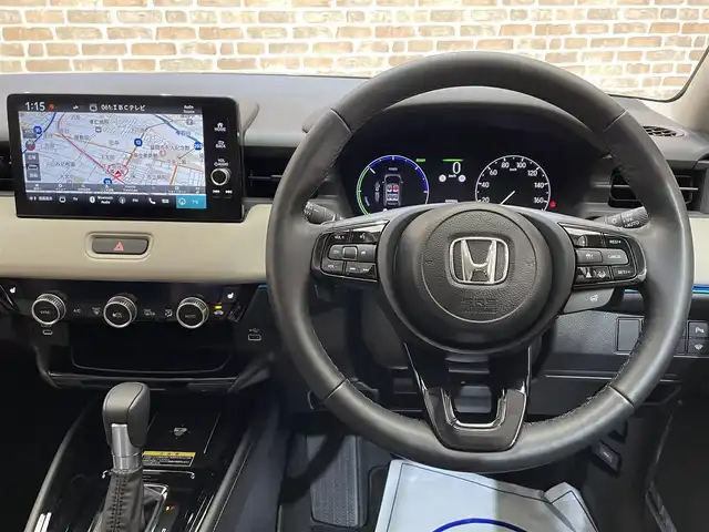 ホンダ ヴェゼル ハイブリッド e:HEV Z PLaYパッケージ 岩手県 2024(令6)年 0.8万km グレー ストレートグレー・パール(NH912P)/４WD/ヒルディセントコントロール/ハンズフリーアクセスパワーテールゲート/ワイヤレス充電/ホンダセンシング/衝突軽減ブレーキ/渋滞追従機能付きアダプティブクルーズコントロール/渋滞運転支援機能/車線維持支援機能/アダプティブドライビングビーム/標識認識機能/先行車発進お知らせ機能/ブラインドスポットインフォメーション/後退出庫サポート/パーキングセンサー/横滑り防止装置/減速セレクター/シートヒーター/ステアリングヒーター/純正ナビ/フルセグTV/ドライブレコーダー/バックカメラ/ETC2.0/LEDヘッドライト/LEDフォグライト/純正18インチアルミホイール