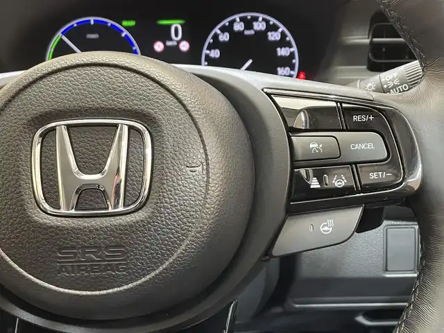 ホンダ ヴェゼル ハイブリッド e:HEV Z PLaYパッケージ 岩手県 2024(令6)年 0.8万km グレー ストレートグレー・パール(NH912P)/４WD/ヒルディセントコントロール/ハンズフリーアクセスパワーテールゲート/ワイヤレス充電/ホンダセンシング/衝突軽減ブレーキ/渋滞追従機能付きアダプティブクルーズコントロール/渋滞運転支援機能/車線維持支援機能/アダプティブドライビングビーム/標識認識機能/先行車発進お知らせ機能/ブラインドスポットインフォメーション/後退出庫サポート/パーキングセンサー/横滑り防止装置/減速セレクター/シートヒーター/ステアリングヒーター/純正ナビ/フルセグTV/ドライブレコーダー/バックカメラ/ETC2.0/LEDヘッドライト/LEDフォグライト/純正18インチアルミホイール